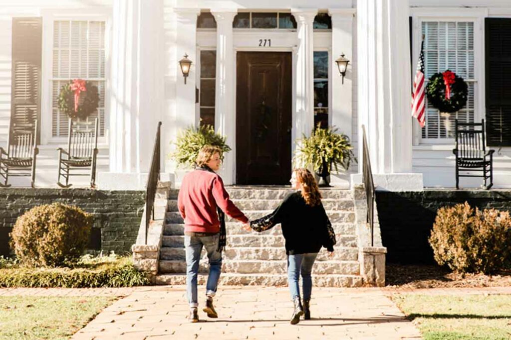 Couple entering Heritage Hall on the Holiday Tour of Homes.