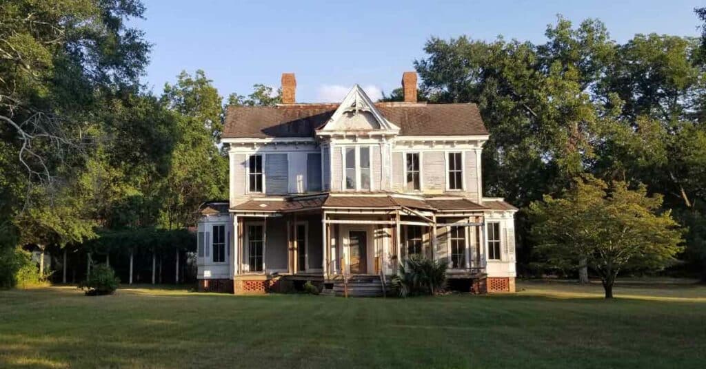 Foster-Thomason House in disrepair after a 2001 fire