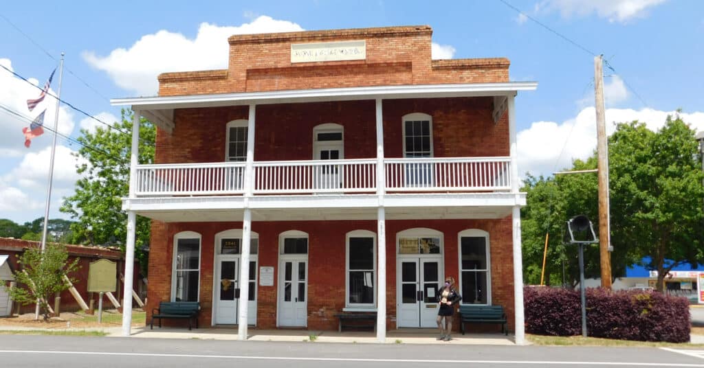 Film tourist dressed as Mona Lisa Vito at Susie Agnes Hotel in Bostwick, GA